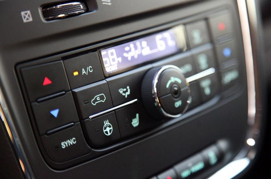  Chrysler Town & Country Touring 2011 года  (фото 15 из 43)